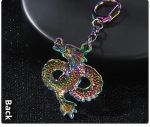 Vue arrière détaillée d'un porte-clés dragon en métal avec dégradé arc-en-ciel poli