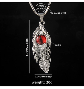 Détails du pendentif plume avec pierre rouge, incluant dimensions et matériaux du bijou