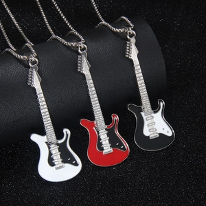 Collier Pendentif Guitare Électrique Créatif pour Hommes Femmes Style Musique Rock Chaîne en Acier Inoxydable Bijoux en Émail