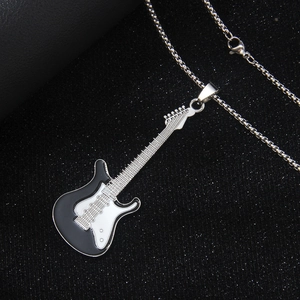 Collier avec pendentif guitare électrique en émail noir et blanc avec chaîne en métal argenté
