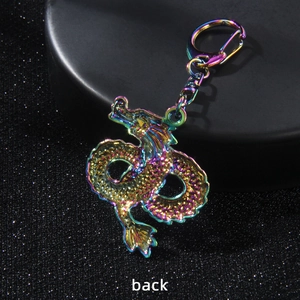 Vue arrière du porte-clés dragon en métal iridescent avec texture arc-en-ciel