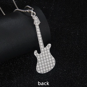 Vue arrière du collier pendentif guitare argentée avec finition texturée sur fond noir pailleté