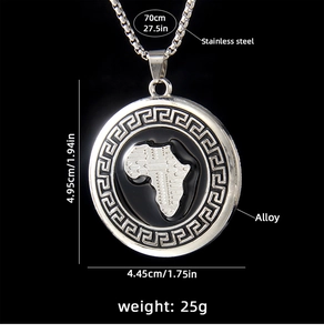 Dettaglio pendente mappa Africa con dimensioni 4,95x4,45 cm e catena da 70 cm