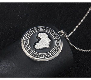 Dettaglio del ciondolo mappa Africa argento con bordo a greca su collana a sfere