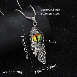 Collier pendentif plume gothique avec œil maléfique vert et chaîne en acier de 70cm