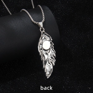 Collier plume argenté rétro avec pendentif œil bleu vue arrière sur base noire