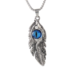 Pendentif plume en argent vintage avec une pierre précieuse mystique œil du diable bleu