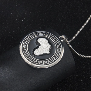 Collana con ciondolo mappa Africa in acciaio inossidabile e motivo greco su catena box