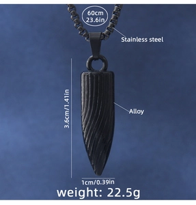Détail montrant les dimensions du pendentif balle noire et la chaîne en acier