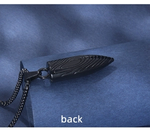 Détail macro du pendentif balle en acier inoxydable noir avec texture grain de bois