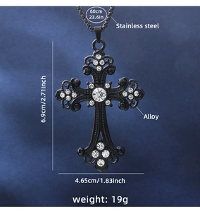 Dettaglio della collana con croce nera e cristalli con dimensioni e catena in acciaio