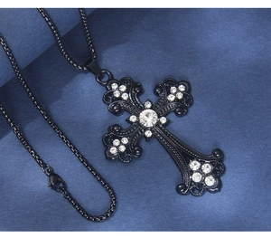 Dettaglio della collana a croce gotica in acciaio nero con zirconi incastonati
