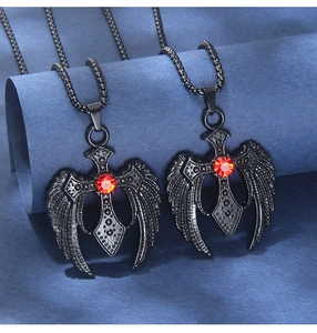 Détail du collier croix avec ailes d'ange noires vintage et strass rouge incrusté