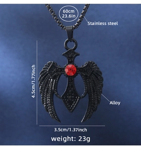 Vue détaillée du collier croix gothique avec pierre rouge et gravure d'ailes