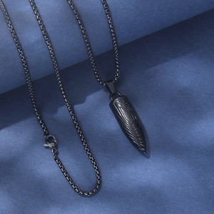 Collier pour hommes avec pendentif balle noire en acier inoxydable aux textures ondulées