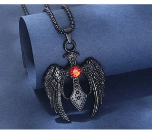Détail du collier croix gothique avec ailes noires et cristal rouge central