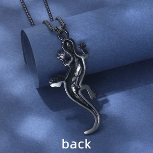 Collana con ciondolo lucertola nera in acciaio inossidabile con dettagli del retro gotico