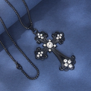 Collana con croce gotica in acciaio inossidabile nero con pavé di cristalli e volute vintage