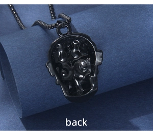 Vue arrière macro du pendentif crâne hip hop noir montrant la structure métallique texturée