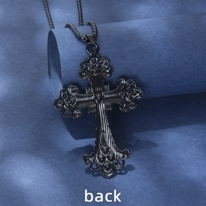 Collana a croce gotica nera in acciaio inossidabile con incisioni e vista retro della catena