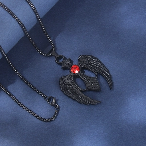 Collier gothique noir pour homme avec ailes d'ange et pierre précieuse rouge