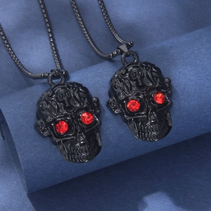 Collier Pendentif Crâne Hip Hop Gothique Acier Inoxydable Alliage Yeux en Strass Rouges Noir Électroplaqué Bijoux Punk Homme Femme