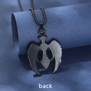 Collier gothique noir avec croix et ailes en acier inoxydable vu de l'arrière de l'objet