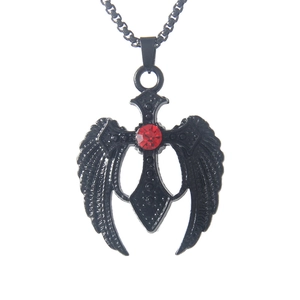 Collier gothique en acier noir avec pendentif croix, ailes et cristal rouge