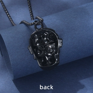 Pendentif tête de mort hip hop en acier noir avec yeux rouges vue de dos détaillée