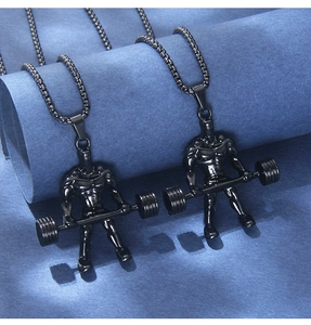 Détail du pendentif haltérophile noir avec chaîne à mailles carrées pour les fans de fitness