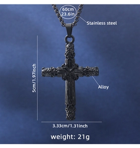 Gros plan détaillé d'un pendentif croix gothique vintage noir avec textures en relief et chaîne
