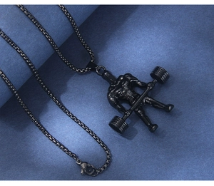 Vue détaillée du collier de fitness en acier noir avec pendentif d'homme musclé sculpté