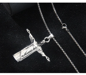Détail du pendentif Christ Rédempteur argenté vieilli avec chaîne box en acier