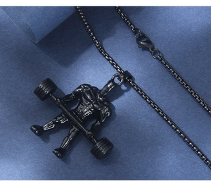 Détail du pendentif haltérophile noir avec sa chaîne à maillons carrés pour homme