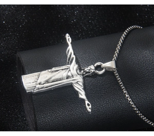 Détail du pendentif Christ Rédempteur en acier inoxydable argenté sur du cuir noir