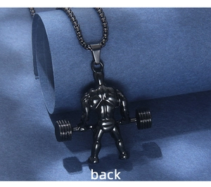 Vue macro montrant le détail arrière d'un pendentif haltérophile en acier noir mat