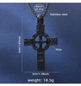 Vue détaillée du pendentif croix celtique noir mat avec dimensions et chaîne en acier