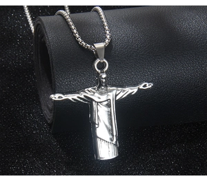Détail du pendentif du Christ Rédempteur avec chaîne perlée sur fond de cuir noir