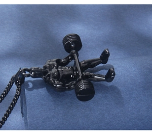 Détail du collier haltère noir montrant un homme musclé soulevant des poids