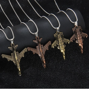 Détails des pendentifs d'avion de chasse en finitions bronze, or et cuivre