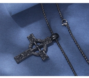 Gros plan du pendentif croix celtique noire en acier inoxydable avec gravures de nœuds