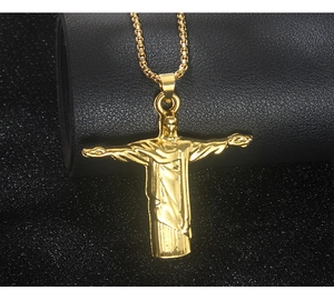 Détail macro du pendentif Jésus-Christ doré avec chaîne box sur cuir noir