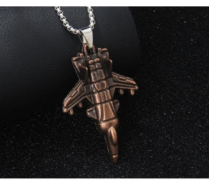 Vue macro du pendentif avion de chasse en bronze avec détails sur chaîne argent