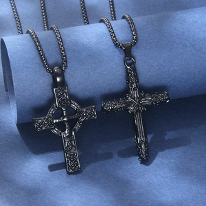 Collier Pendentif Croix Noire Punk Vintage pour Hommes Chaîne en Acier Inoxydable Alliage Gothique Nœud Celtique Bijoux