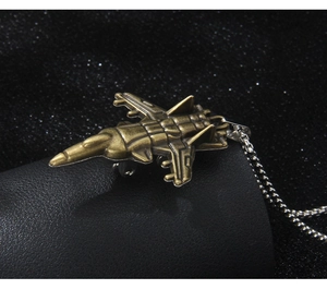 Détail du pendentif avion de chasse 3D en bronze antique et sa chaîne à maillons argent