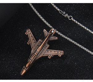 Détail macro d'un pendentif avion de chasse en bronze avec textures aéronautiques