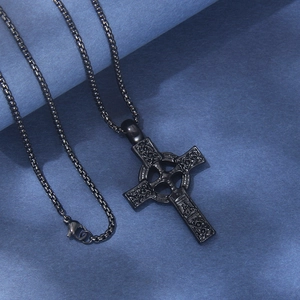 Pendentif croix nœud celtique noir punk rétro pour hommes avec chaîne boîte élégante