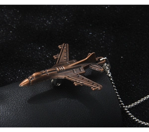 Gros plan détaillé du pendentif avion de chasse rétro avec finition bronze antique sur cuir