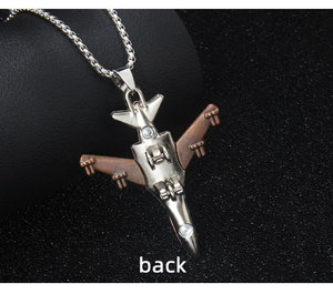 Vue macro du dos du pendentif avion de chasse aux textures argentées et bronze