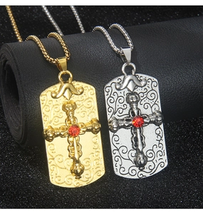 Détails de pendentifs carrés en argent et or avec strass rouges et reliefs ciselés